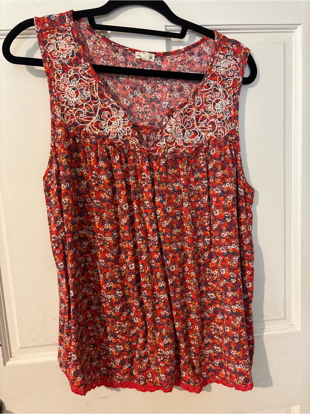 Floral Lace-Yoke Sleeveless Tank Top in Red